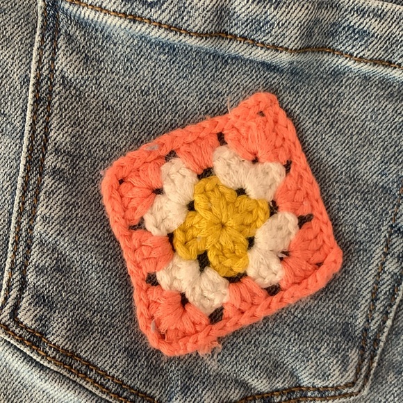 Blank NYC jean shorts w/crocheted accents. Front/back pockets. Zipper size 14 - Picture 10 of 12